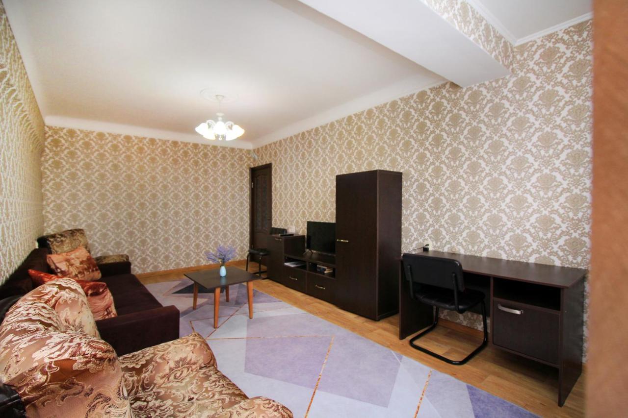 אלמטי Spacious Central Apartment מראה חיצוני תמונה